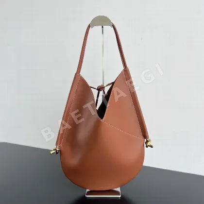 보테가베네타 송아지가죽 솔스티스 중간 사이즈 핸드백 794999