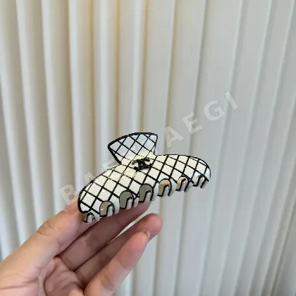 샤넬 헤어 클립 183356