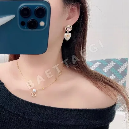 발렌티노 하트형 진주 귀걸이 63700