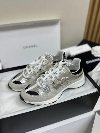 샤넬 메티에다르 컬렉션 가죽 스니커즈 93192