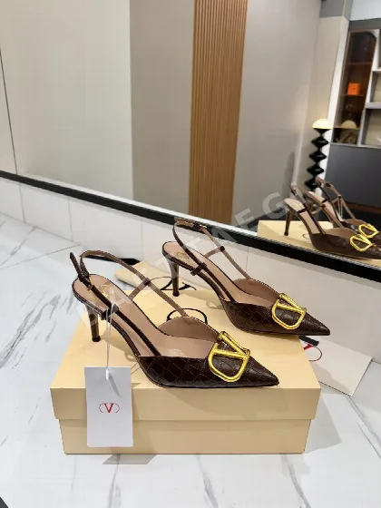 발렌티노 V로고 버클 포인티드토 하이힐 샌들 134642