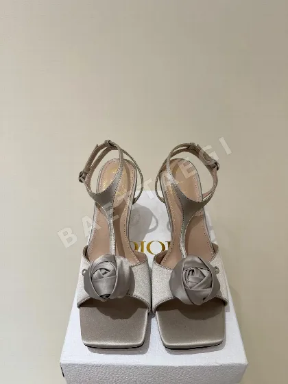 디올 카멜리아 새틴 T 스트랩 스틸레토 샌들 115420