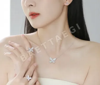 그라프 골드 다이아몬드 나비 목걸이 125021