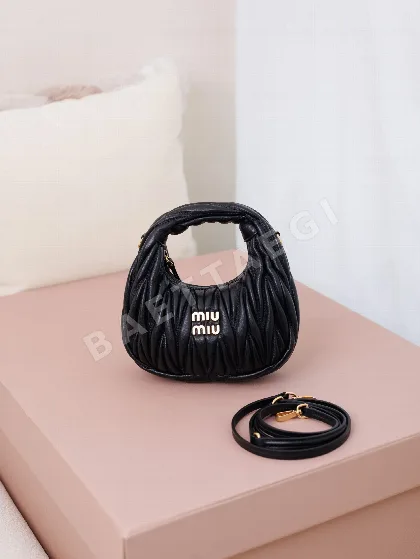 미우미우 원더 미니 램스킨 핸드백 68743