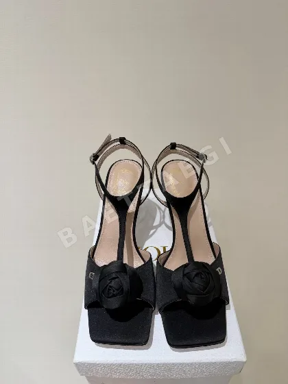 디올 카멜리아 새틴 T스트랩 스틸레토 샌들 115422