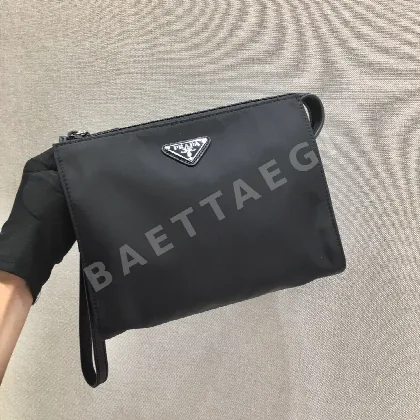 프라다 삼각 라벨 나일론 클러치백 2NE789