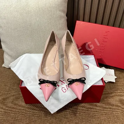발렌티노 리본 장식 뾰족코 하이힐 24577