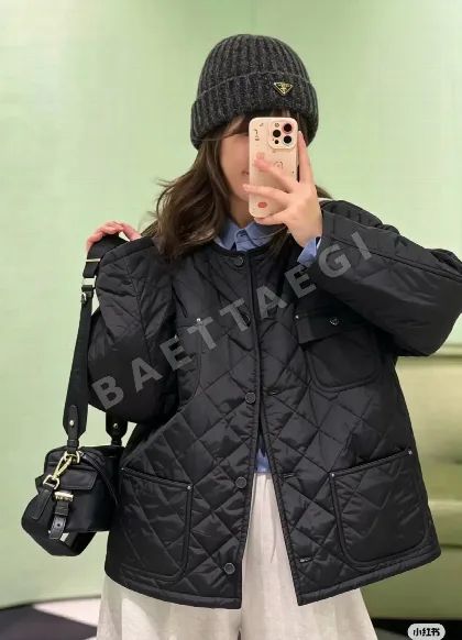 프라다 다이아몬드 패턴 누빔 크루넥 패딩 202701