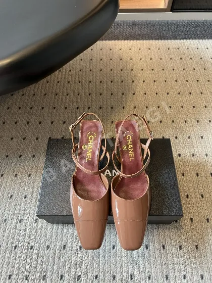 샤넬 스퀘어토 에나멜 백스트랩 샌들 113549