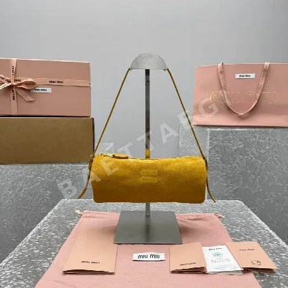 미우미우 둥근 스웨이드 미니 핸드백 68388