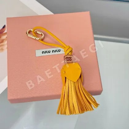 미우미우 투톤 가죽 태슬 키링 155730