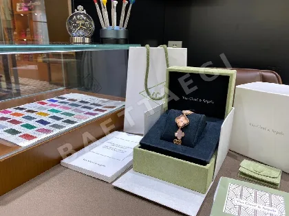 반클리프 아펠 스위트 알함브라 쿼츠 다이아 골드 오닉스 자개 여성 시계 레플리카 44960 Van Cleef & Arpels
