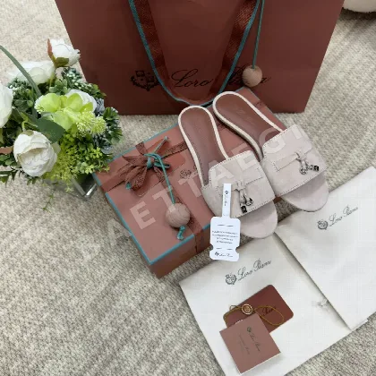 로로피아나 스웨이드 키드스킨 샌들 93951