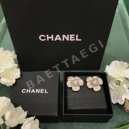 샤넬 카멜리아 진주 스터드 귀걸이 69015