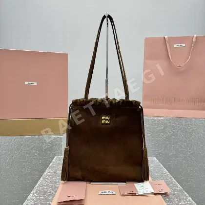 미우미우 태슬 스웨이드 복주머니 토트백 68264