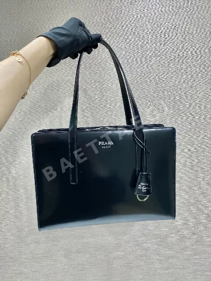 프라다 엠보싱 라벨 토트백 1BA350