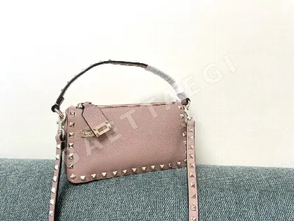 발렌티노 가라바니 락스터드 카프스킨 크로스백 44286