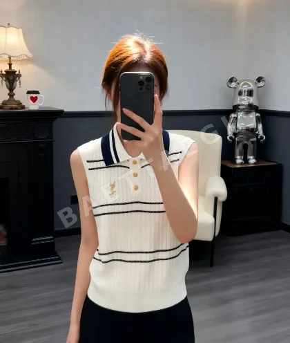 생로랑 레터 자수 스트라이프 카라 크롭 반팔 니트베스트 103299