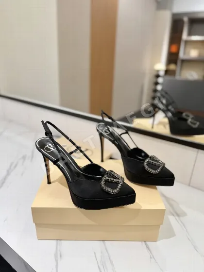 발렌티노 V 버클 메탈 장식 샌들 134637