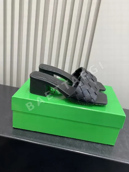 보테가베네타 스퀘어 토 위빙 청키 힐 샌들 55610