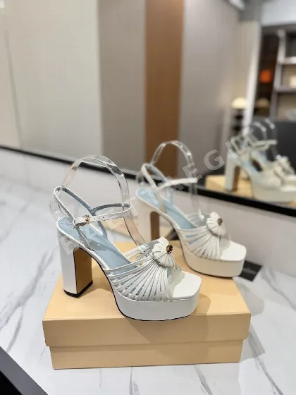 발렌티노 브론즈 V 버클 스퀘어토 샌들 134649