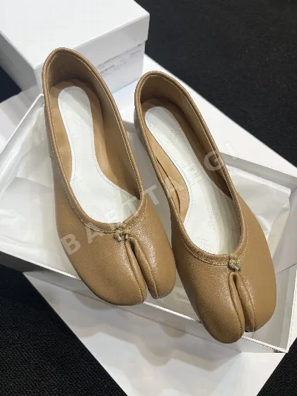 마르지엘라 크랙 패턴 스플릿 토 발레리나 슈즈 94751