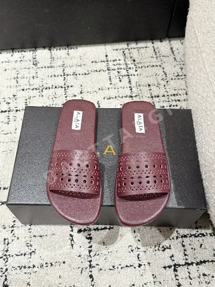 알라이아 펀칭 가공 브로그 플랫 샌들 120658