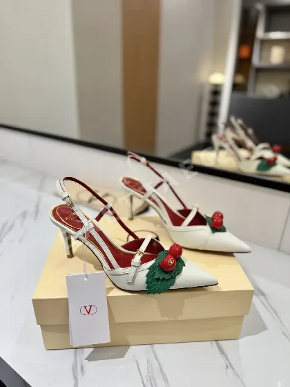 발렌티노 V 버클 벚꽃 샌들 134664
