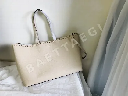 발렌티노 가라바니 락스터드 카프스킨 토트백 44247