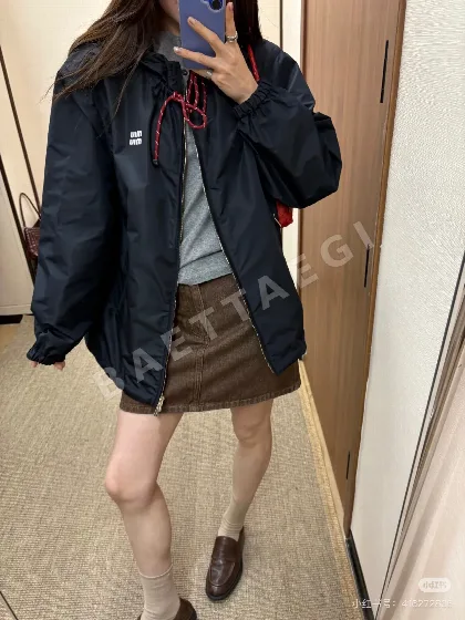 미우미우 로고 레터 루즈핏 나일론 후드 자켓 114895
