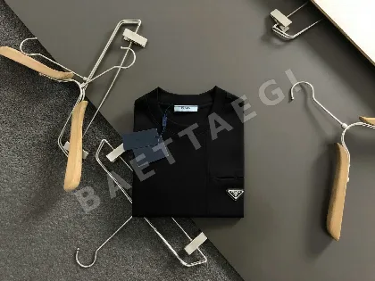 프라다 메탈릭 로고 포켓 남성 반팔 티셔츠 96669