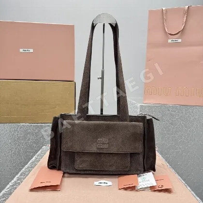 미우미우 스웨이드 메신저백 68486