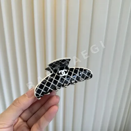 샤넬 헤어 클립 183357
