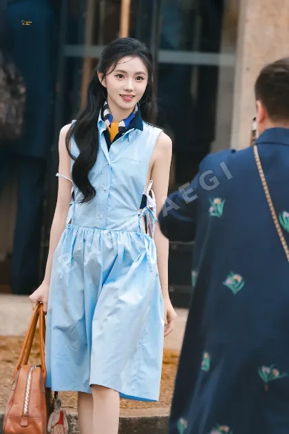미우미우 로고 자수 옆라인 컷아웃 A라인 원피스