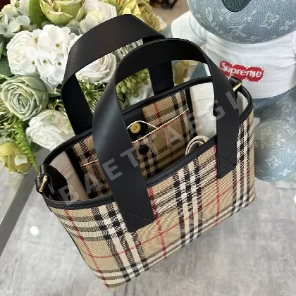 버버리 나일론 토트백 18CM