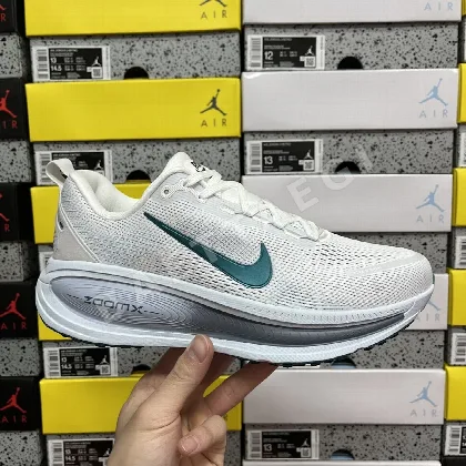 나이키 줌 보메로 18 HM6804-103 201102 Nike Zoom Vomero 18