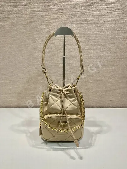 프라다 자수 패딩 버킷백 숄더백 1BH038 67366