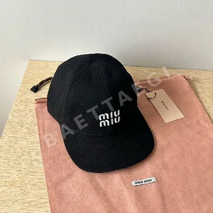 미우미우 자수 로고 드로스트링 캡 81453