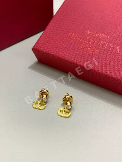 발렌티노 메탈 스터드 다이아몬드 장식 귀걸이 63705