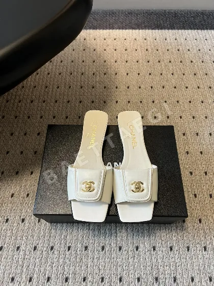 샤넬 더블 C 스퀘어 토 샌들 95560