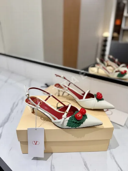 발렌티노 V 버클 체리 장식 샌들 134660