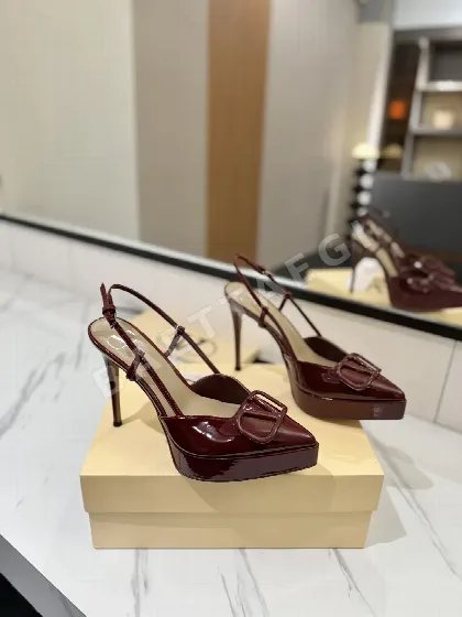 발렌티노 V 로고 버클 스틸레토 힐 샌들 134629