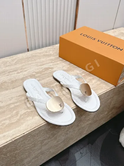루이비통 메탈 버클 샌들 및 슬리퍼 113564