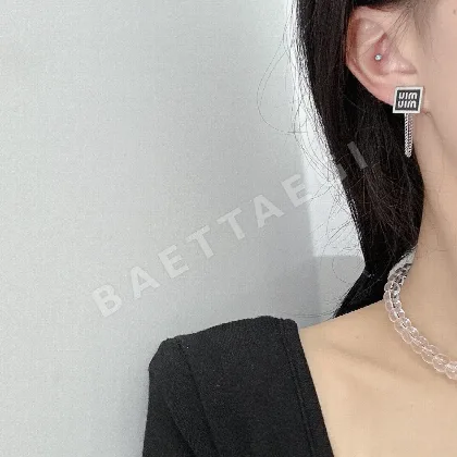 미우미우 검정 금색 귀걸이 135631