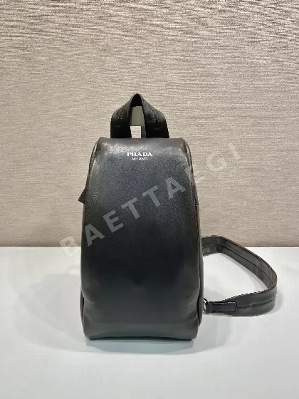 프라다 손상 가죽 기하학 무늬 체스트백 2VZ114