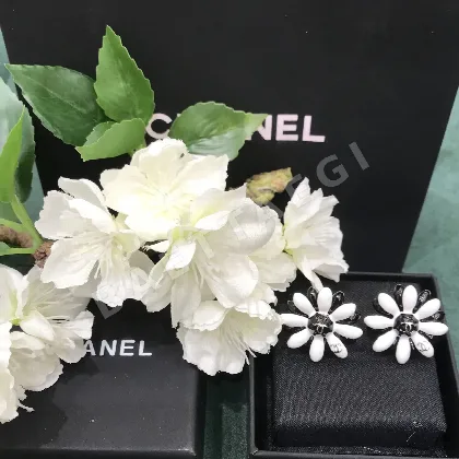 샤넬 데이지 블랙 앤 화이트 귀걸이 125118