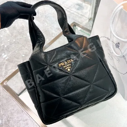 프라다 램스킨 다이아몬드 퀼팅 토트백 1BG335