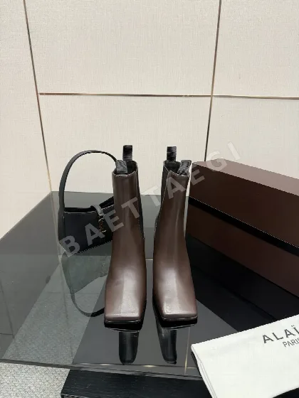 알라이아 블랙 가죽 스퀘어토 앵클부츠 120434