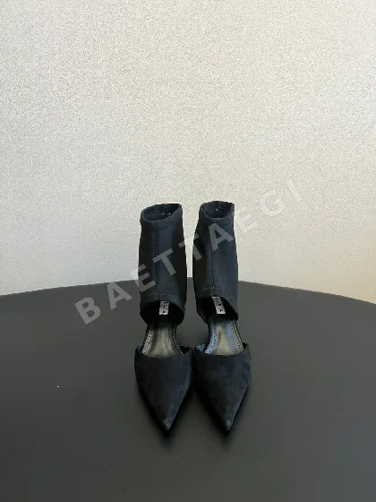알라이아 뾰족 토 중공 엘라스틱 샌들 121049