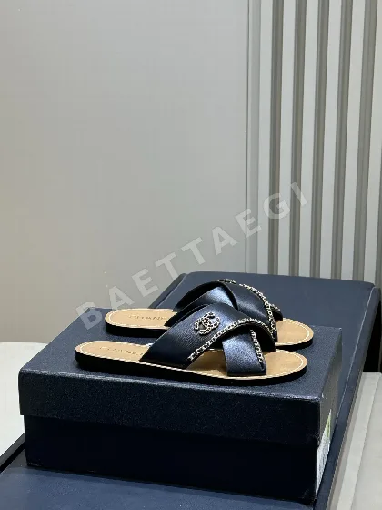 샤넬 26c 메탈 체인 화이트 크로스오버 샌들 42298